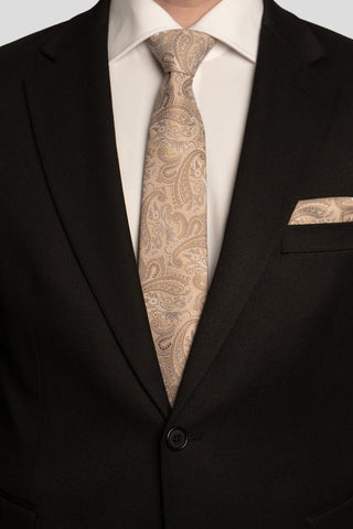 Accessory-pack (Champagne paisley) på model - SUIT CLUB