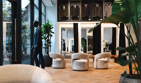 Interiør af SUIT CLUB-butikken i Odense med udsyn over det store butikslokale og prøverummene.