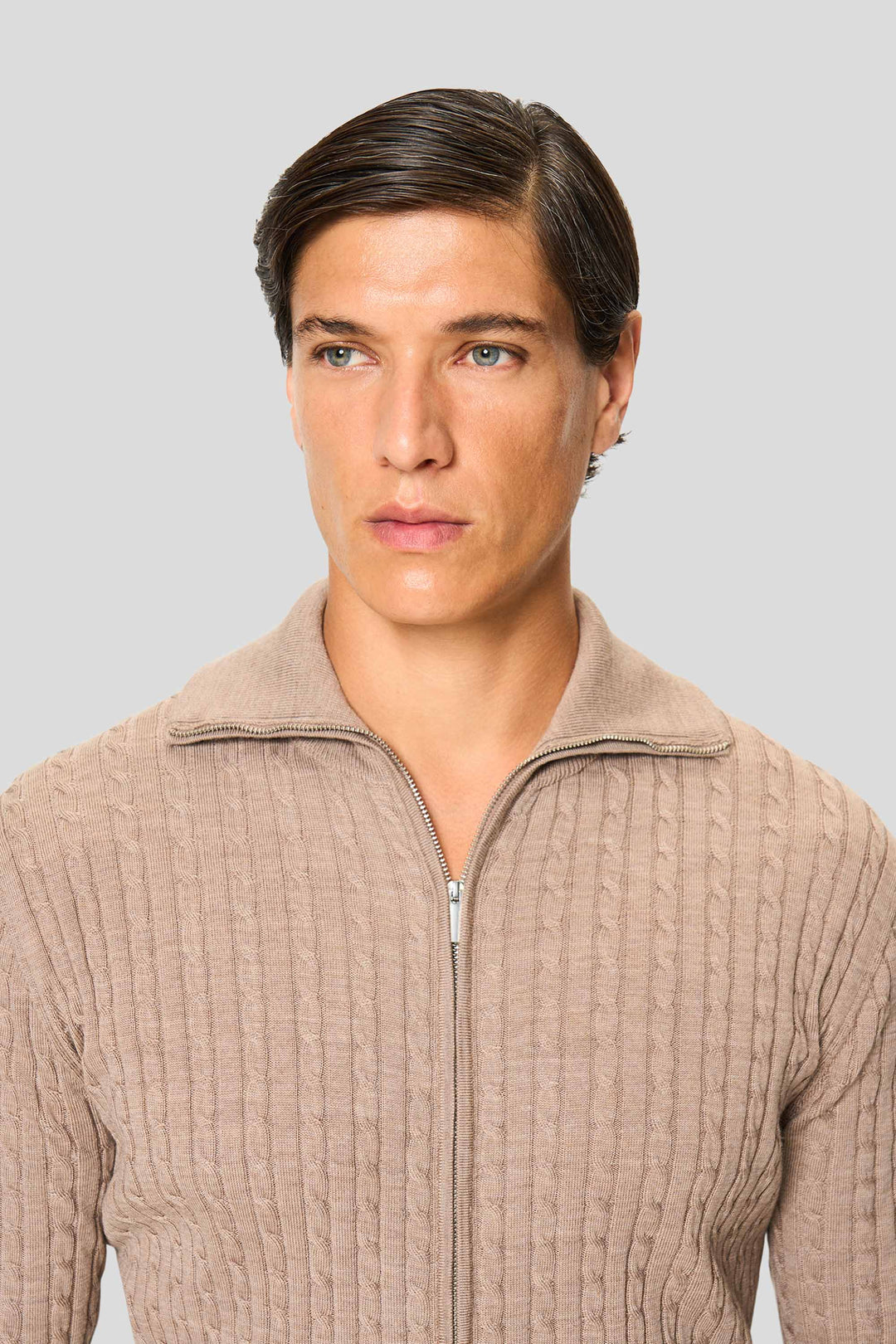 Sand merino kabel cardigan med lynlås