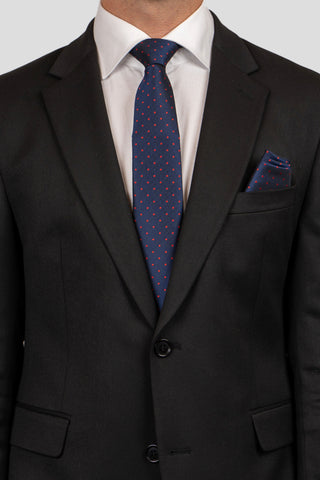 Accessory-pack (Navy & rød prikket) på model -SUIT CLUB