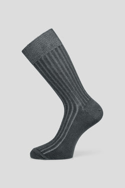 Graue gerippte Socken