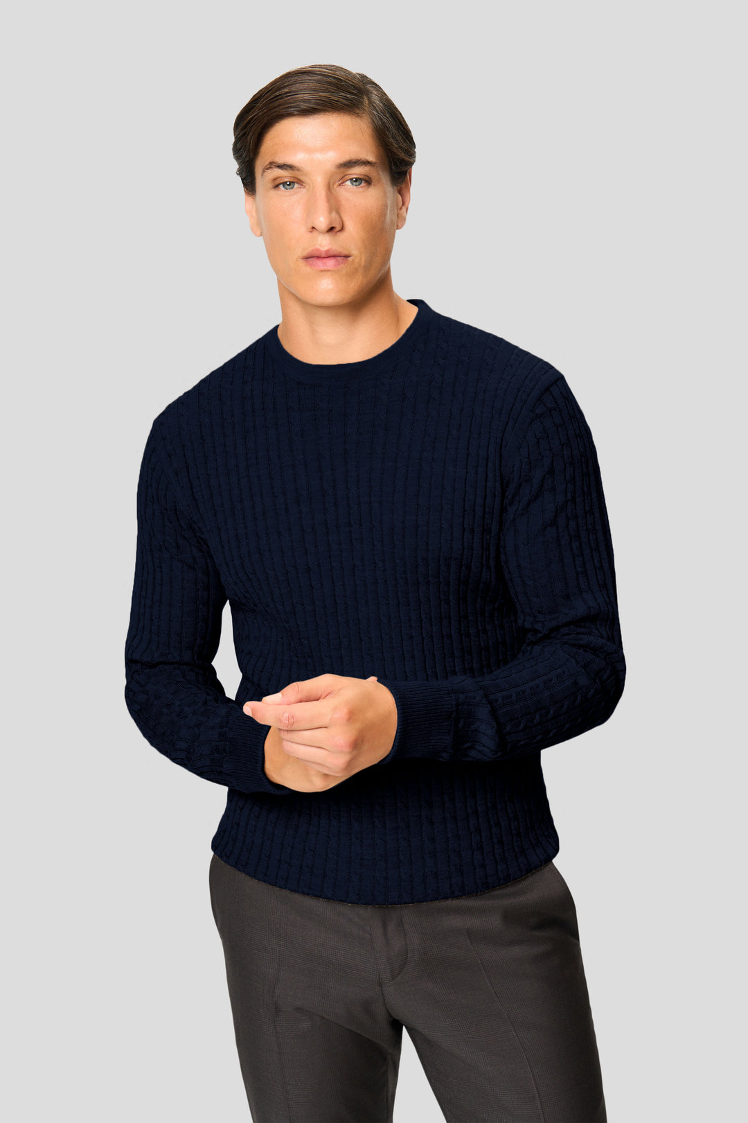 Marineblauer Merino-Rundhalspullover im Kabelstrick
