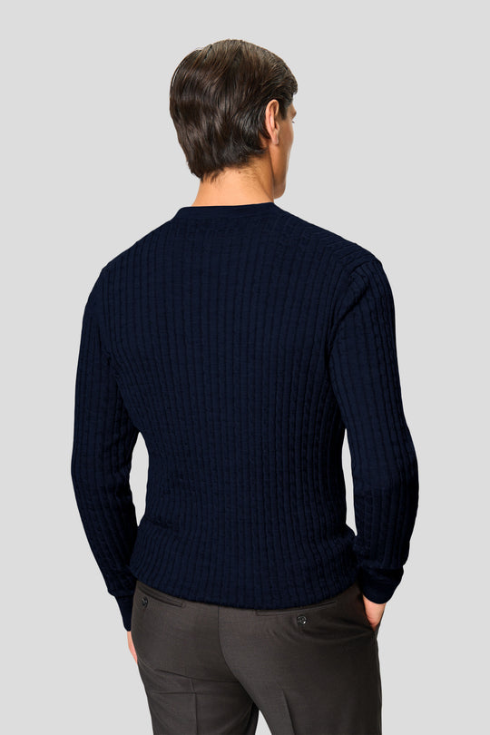 Marineblauer Merino-Rundhalspullover im Kabelstrick