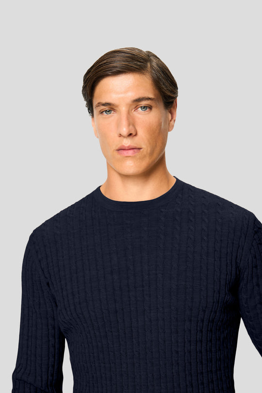 Marineblauer Merino-Rundhalspullover im Kabelstrick